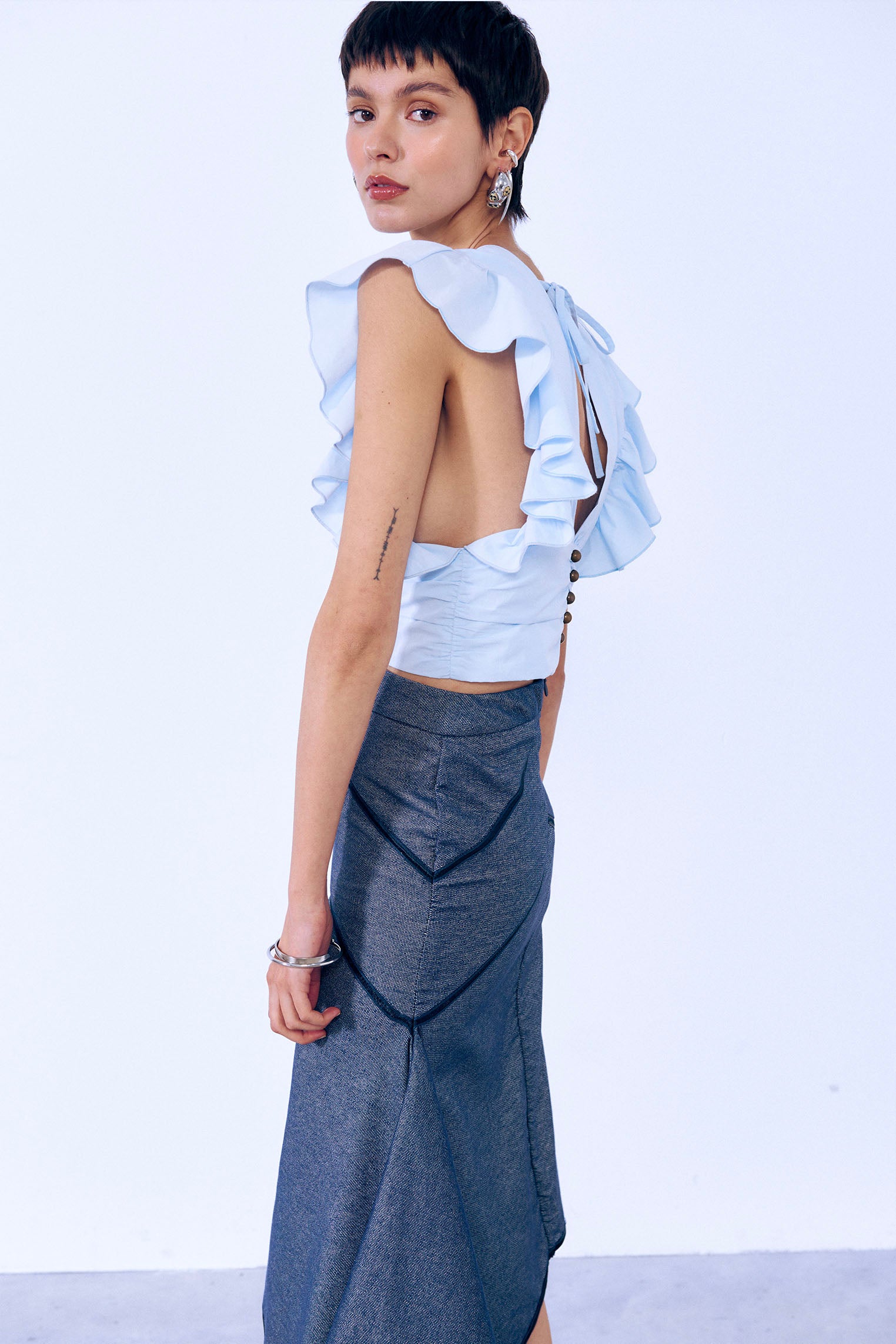 Top con volantes azul