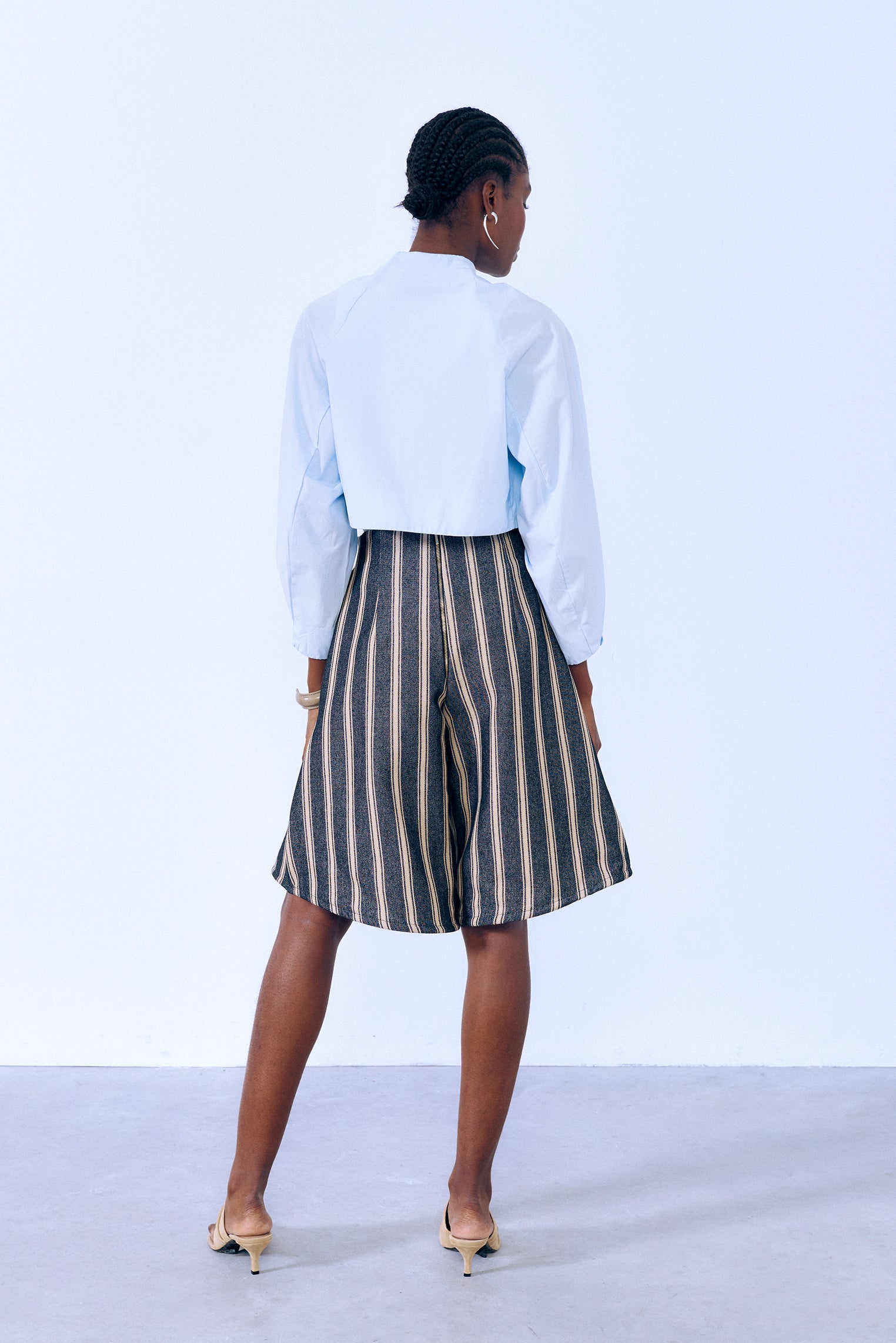 Bermuda estructurada rayas negras