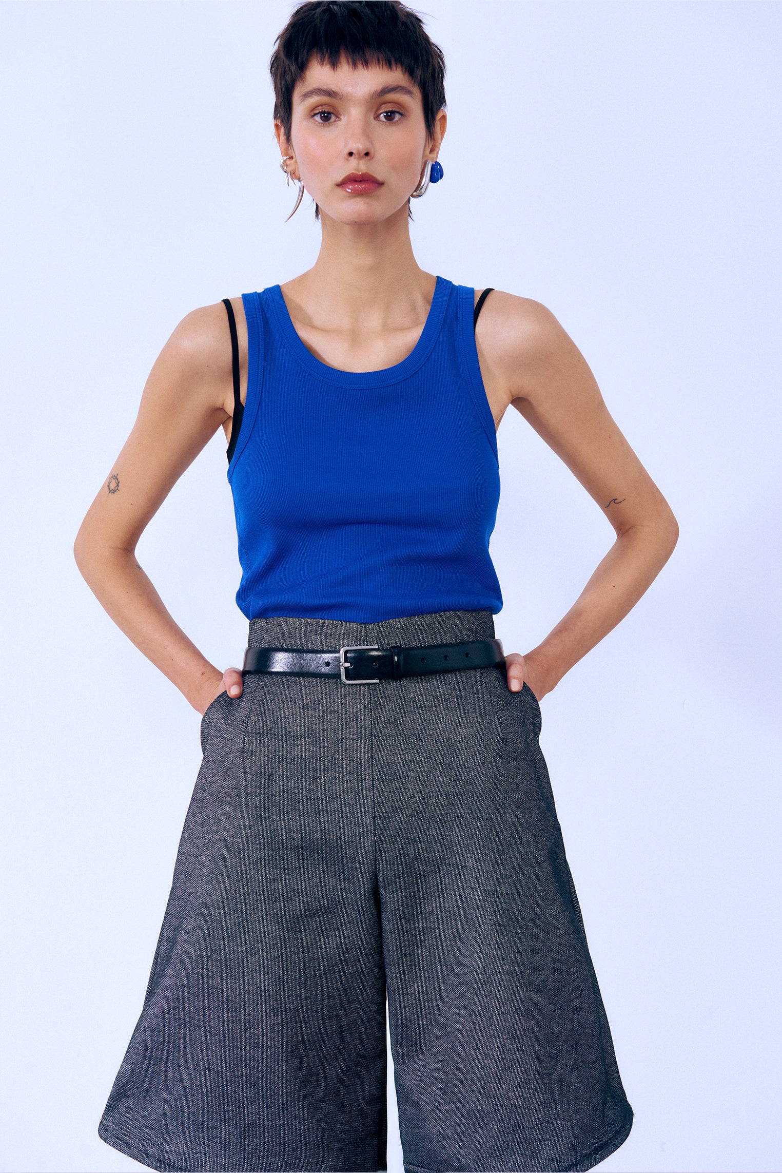 Bermuda estructurada negra