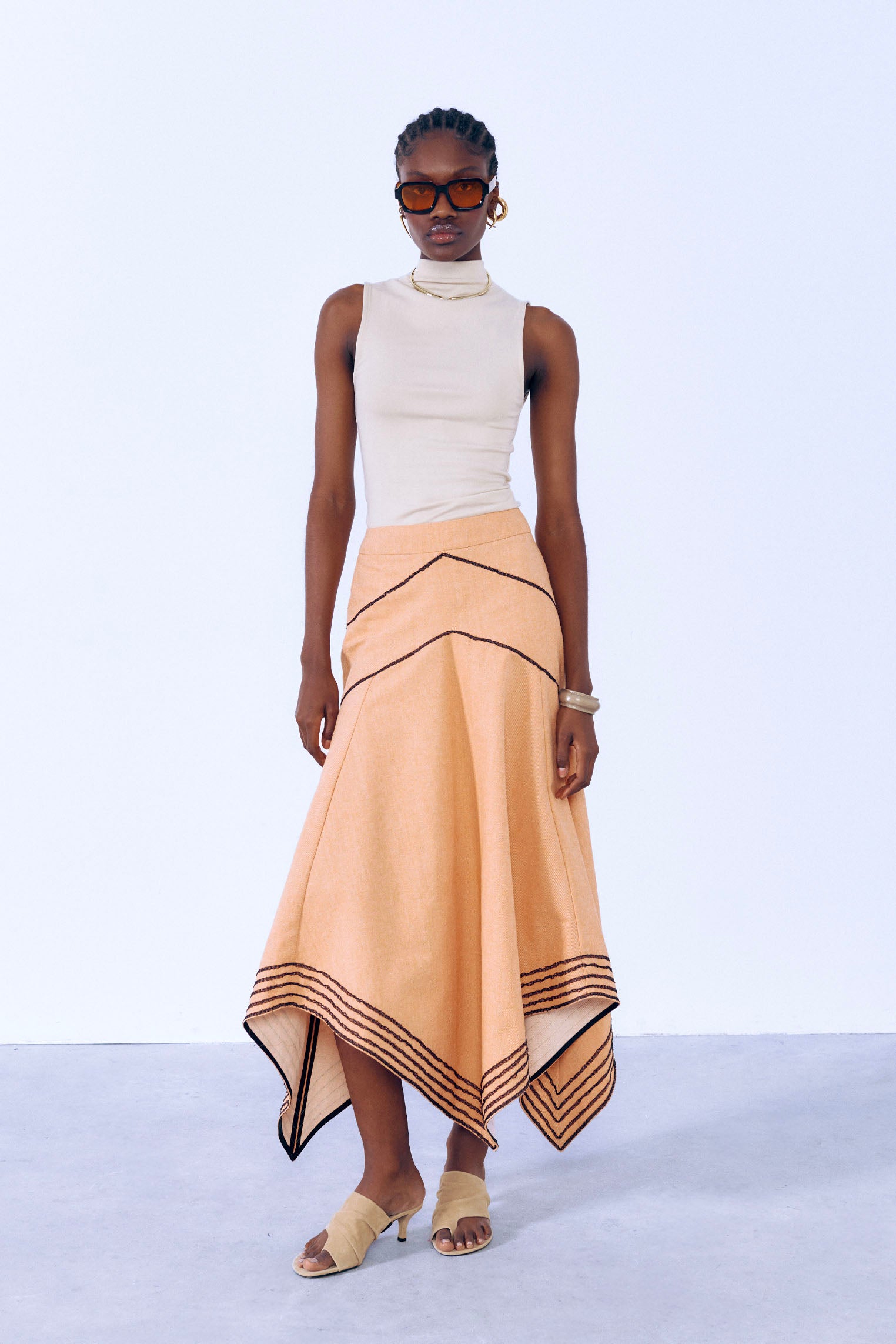 Falda cortes con pasamanería