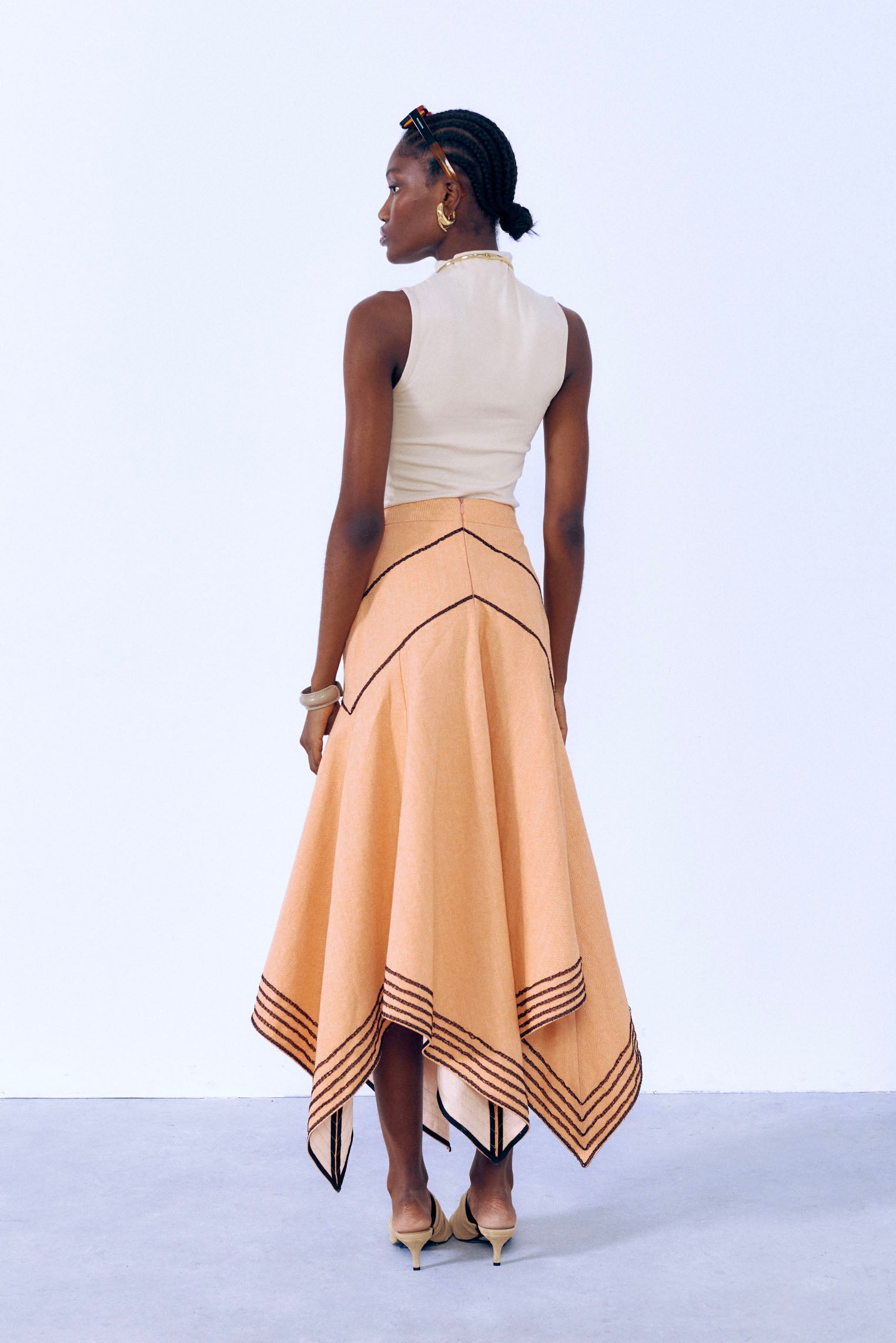 Falda cortes con pasamanería