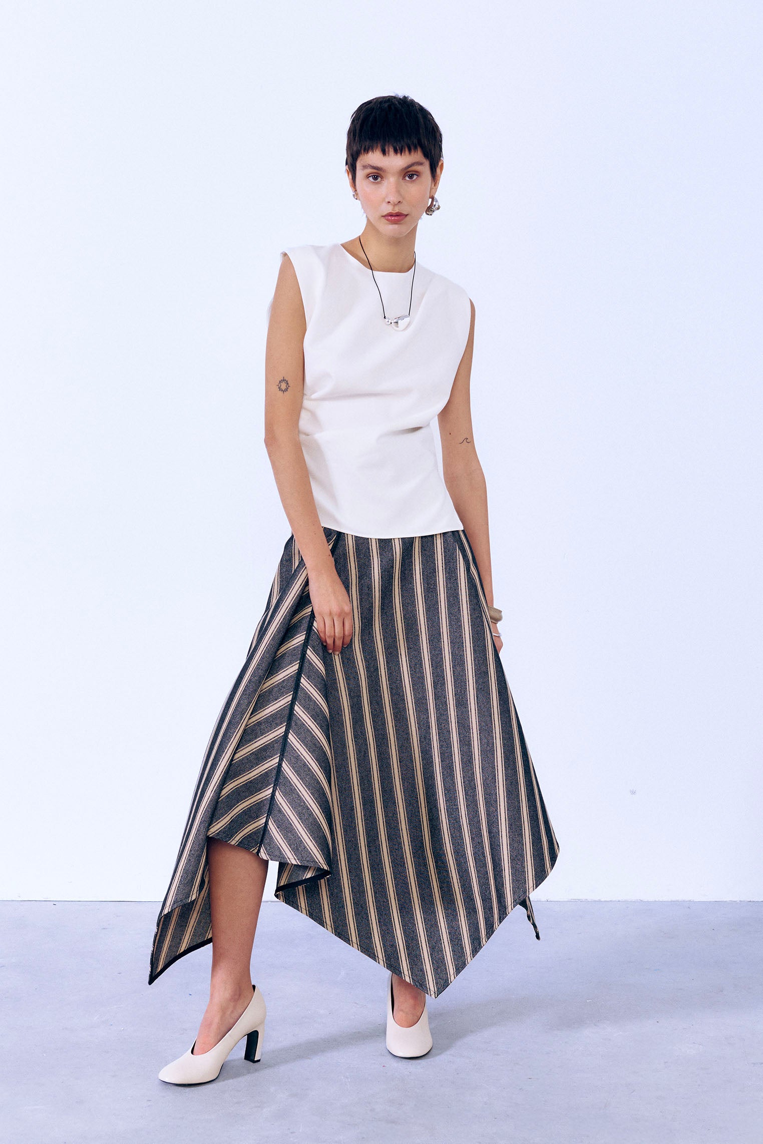 Falda con cortes en rayas negras