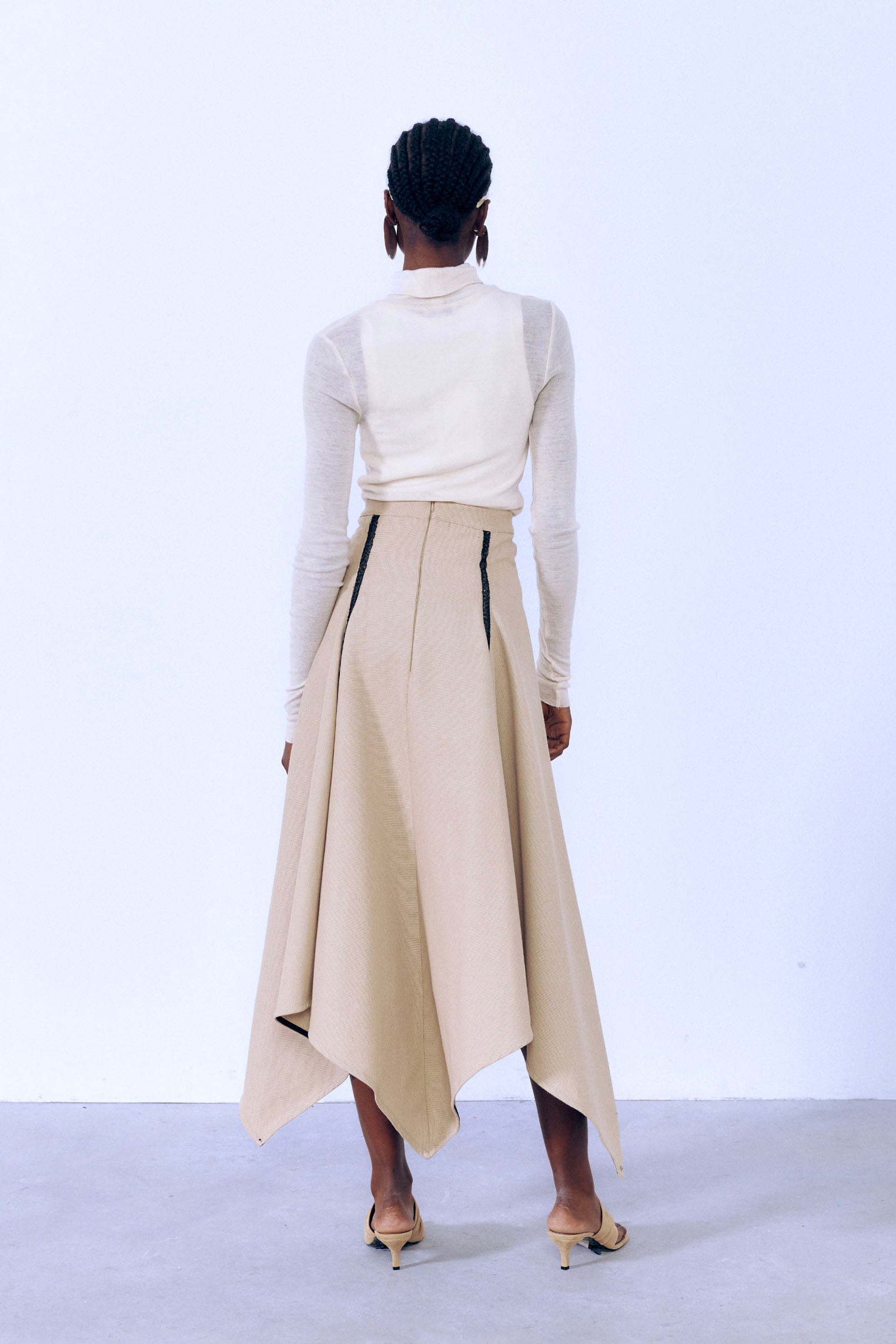 Falda con cortes beige