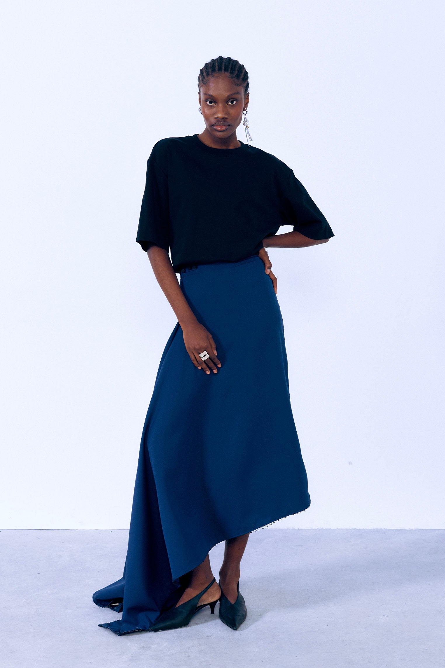 Falda con cola delantera