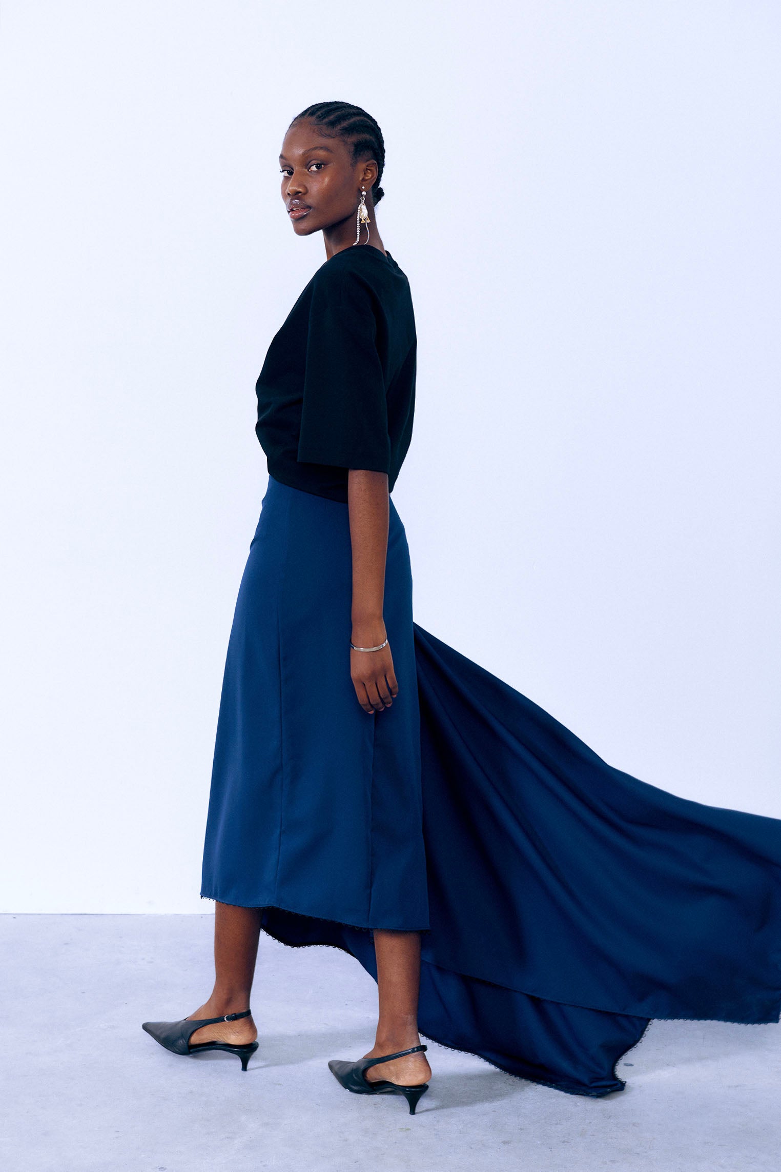 Falda con cola delantera