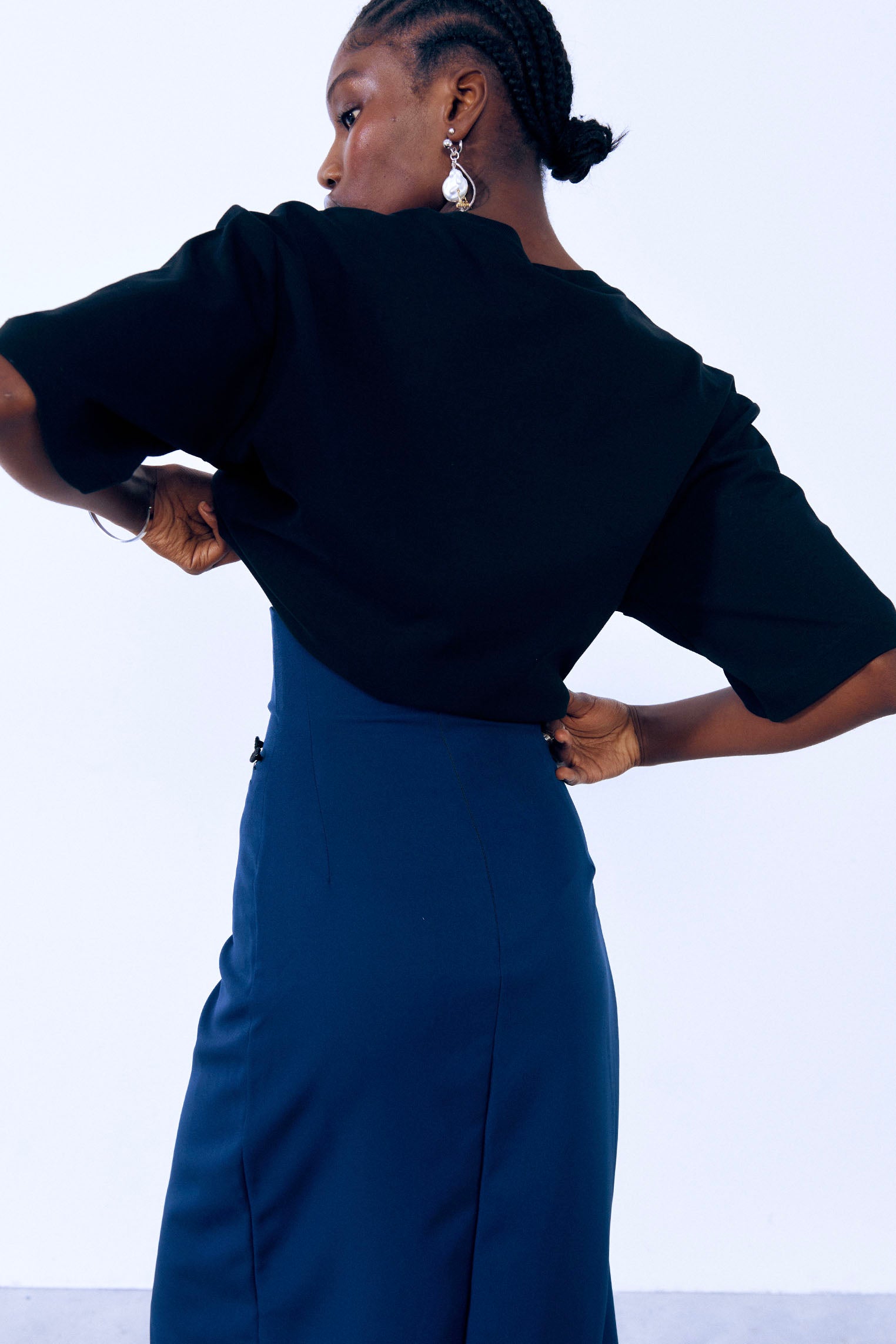 Falda con cola delantera