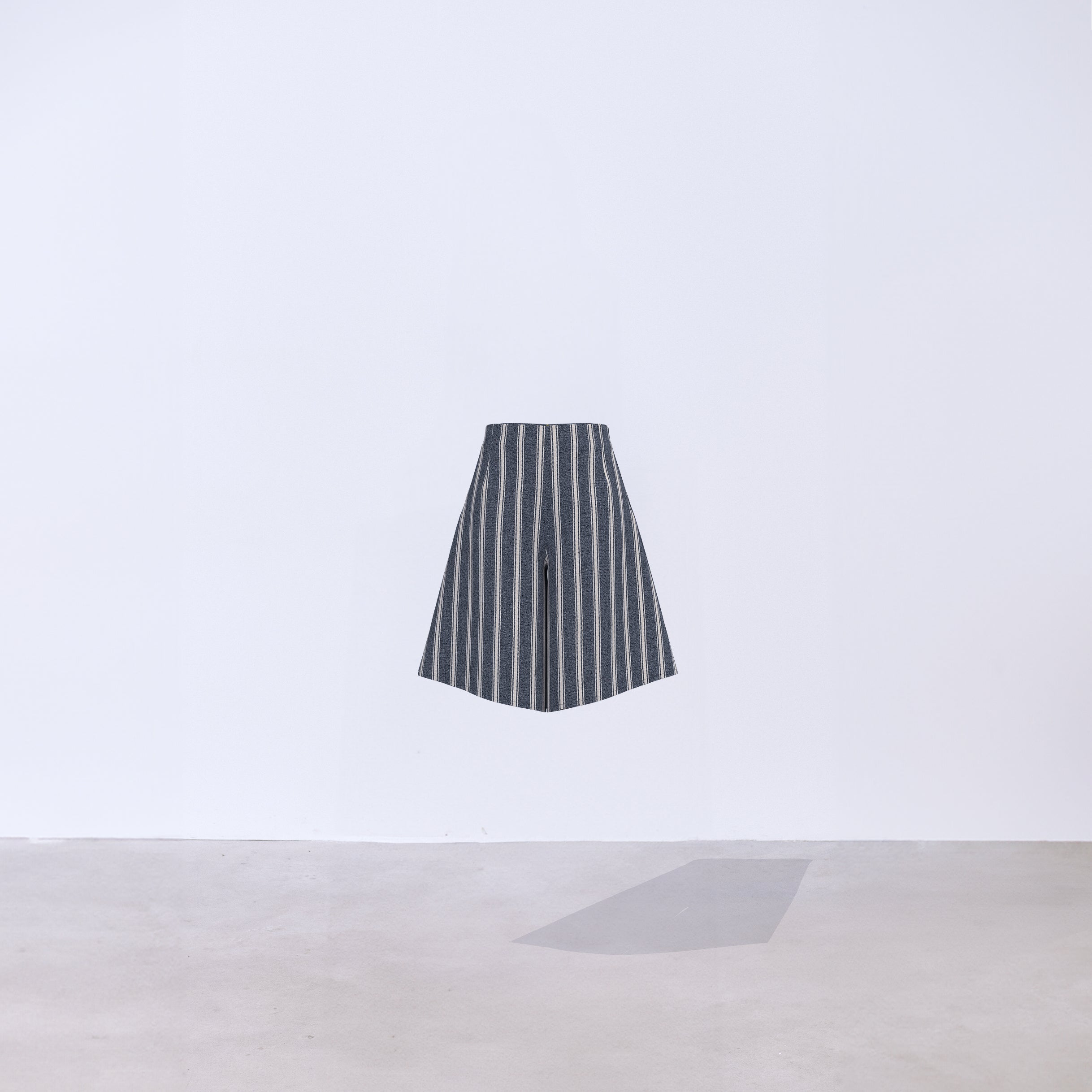 Bermuda estructurada rayas negras