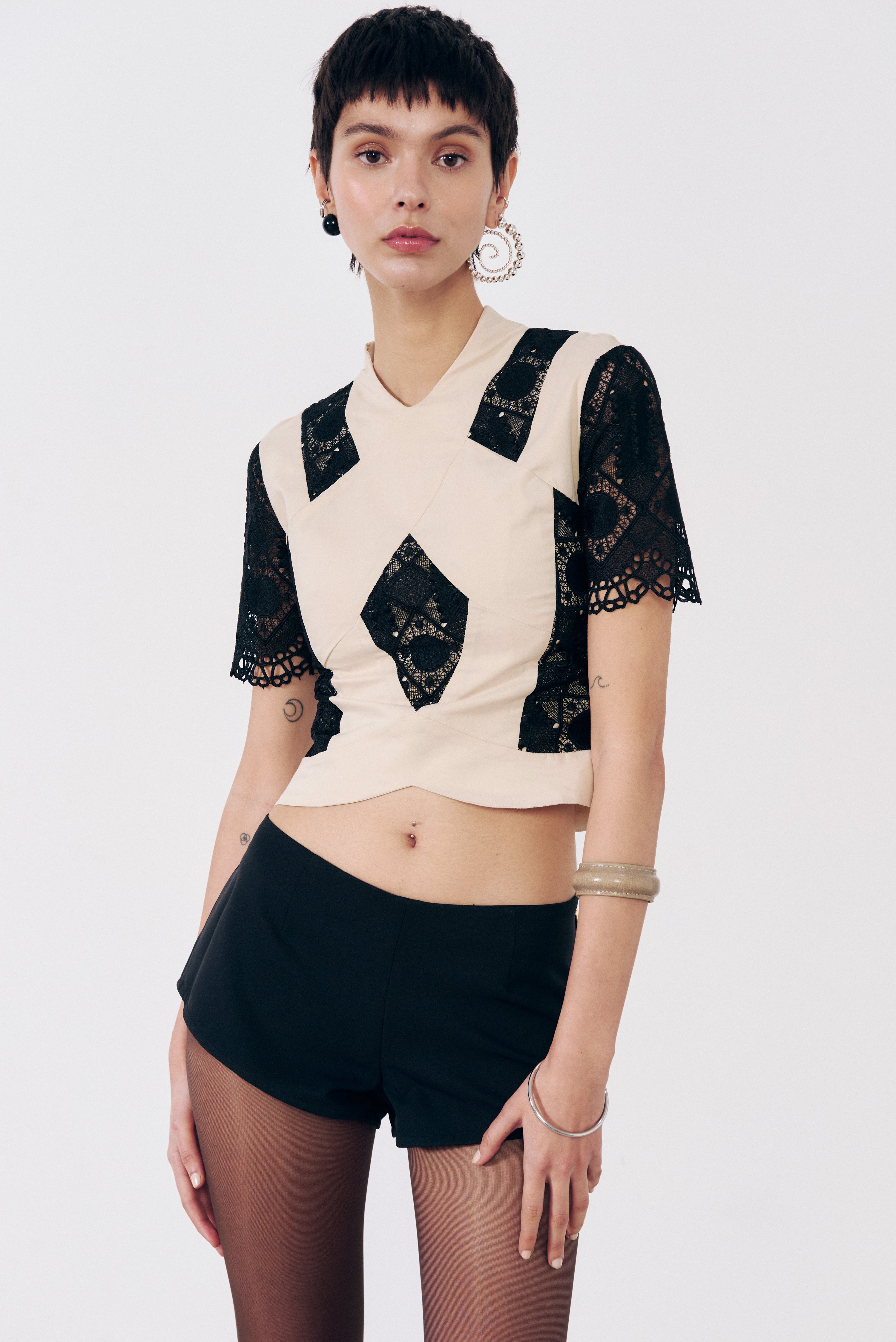 Top cortes étnico beige