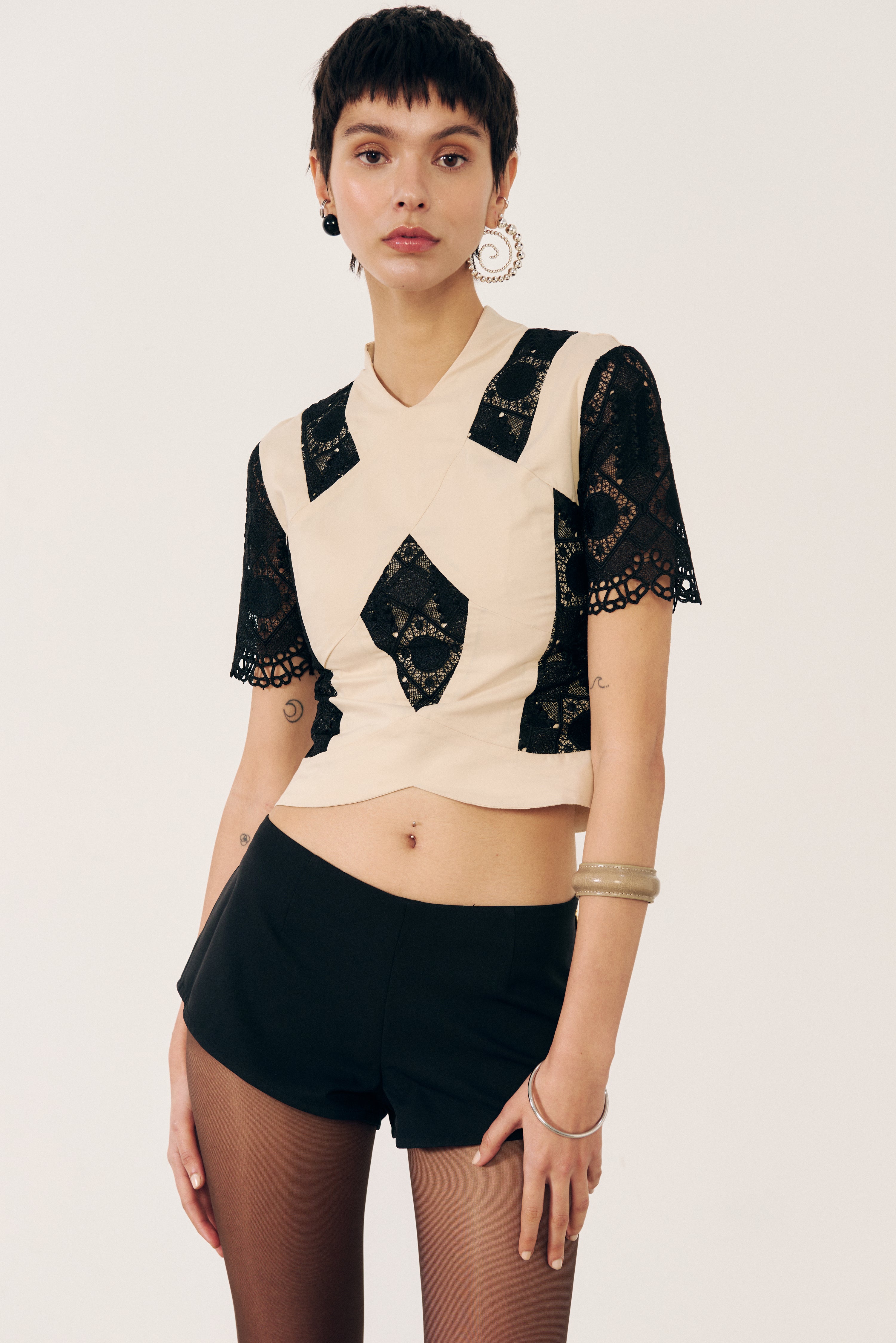 Top cortes étnico beige