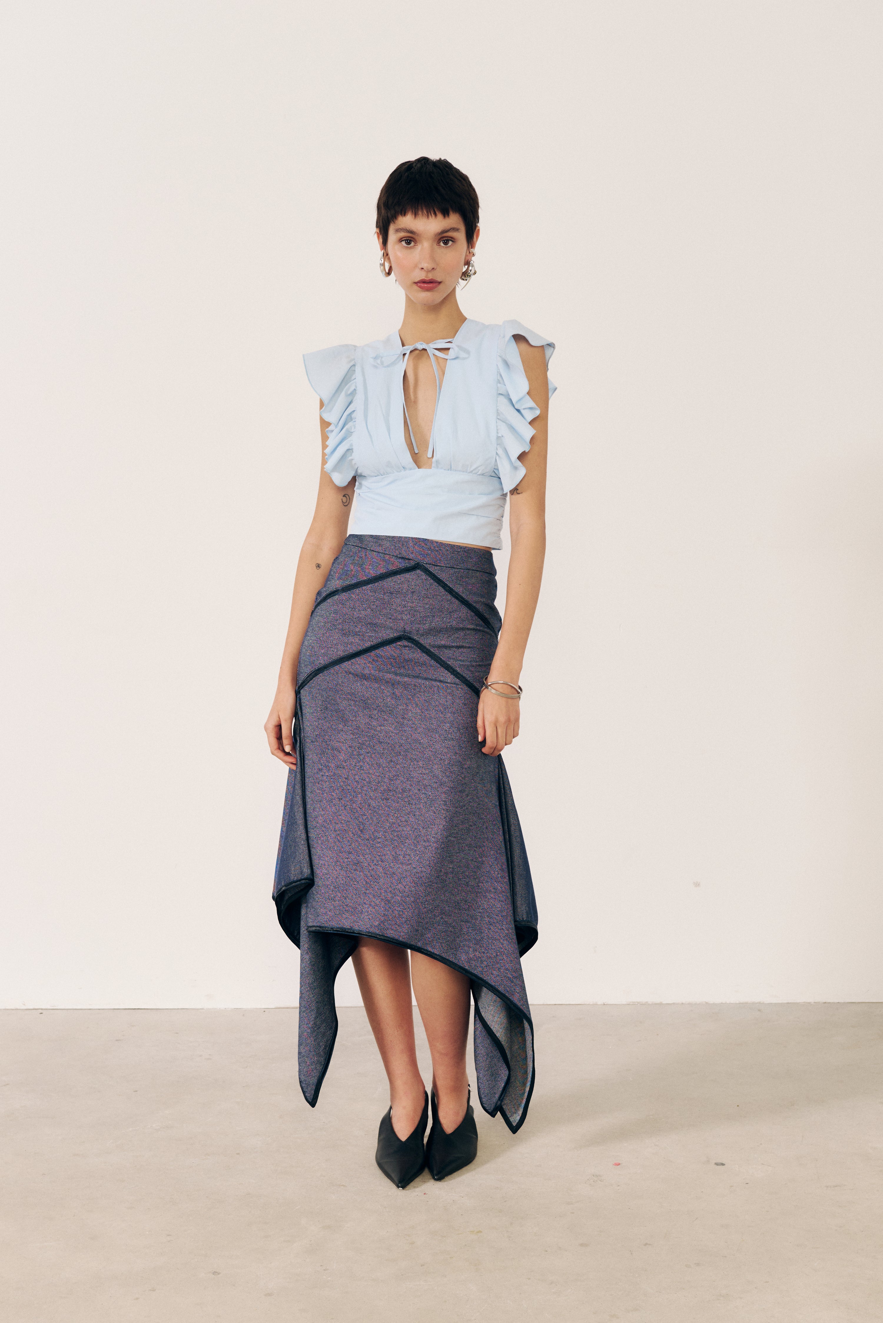 Top con volantes azul