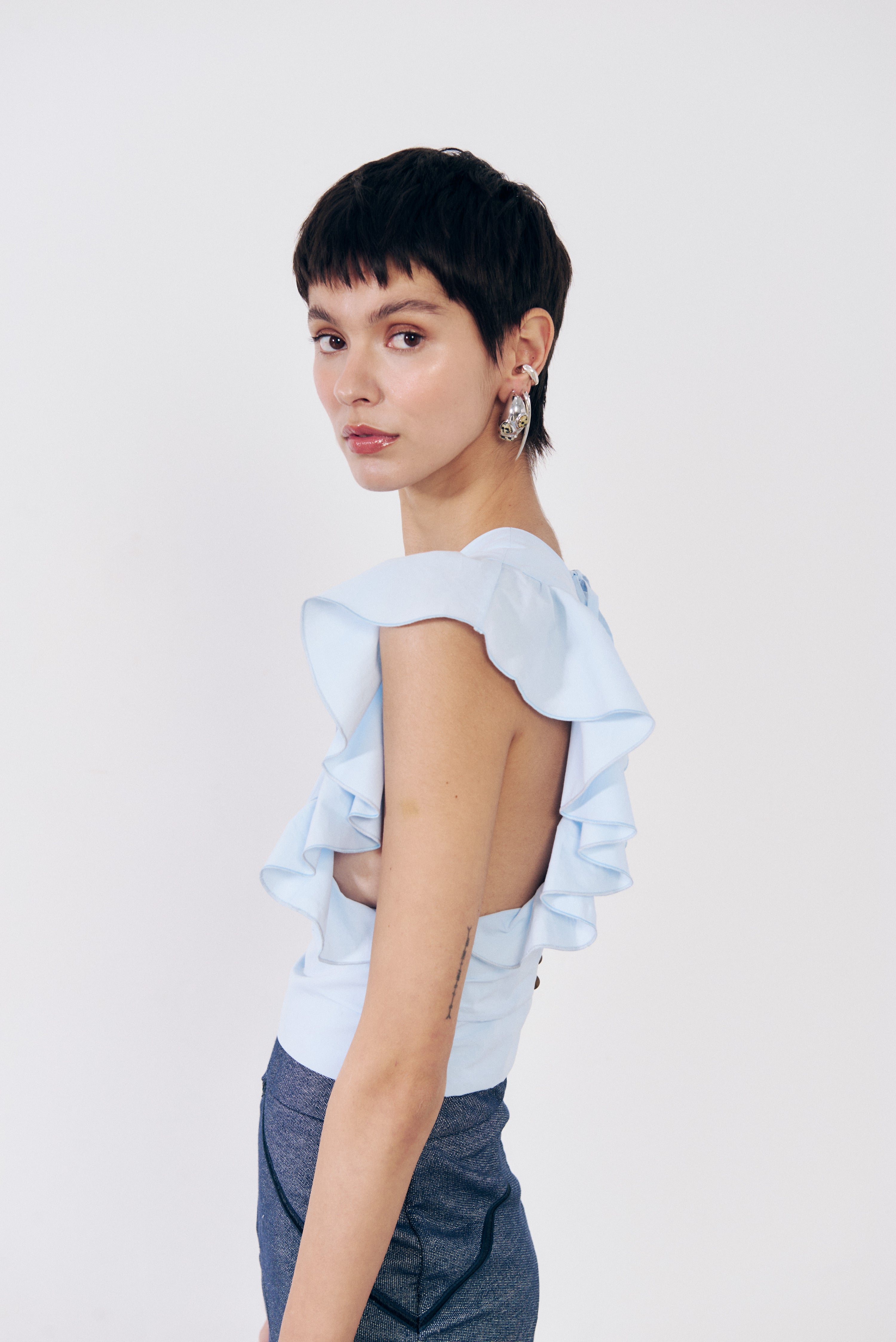 Top con volantes azul