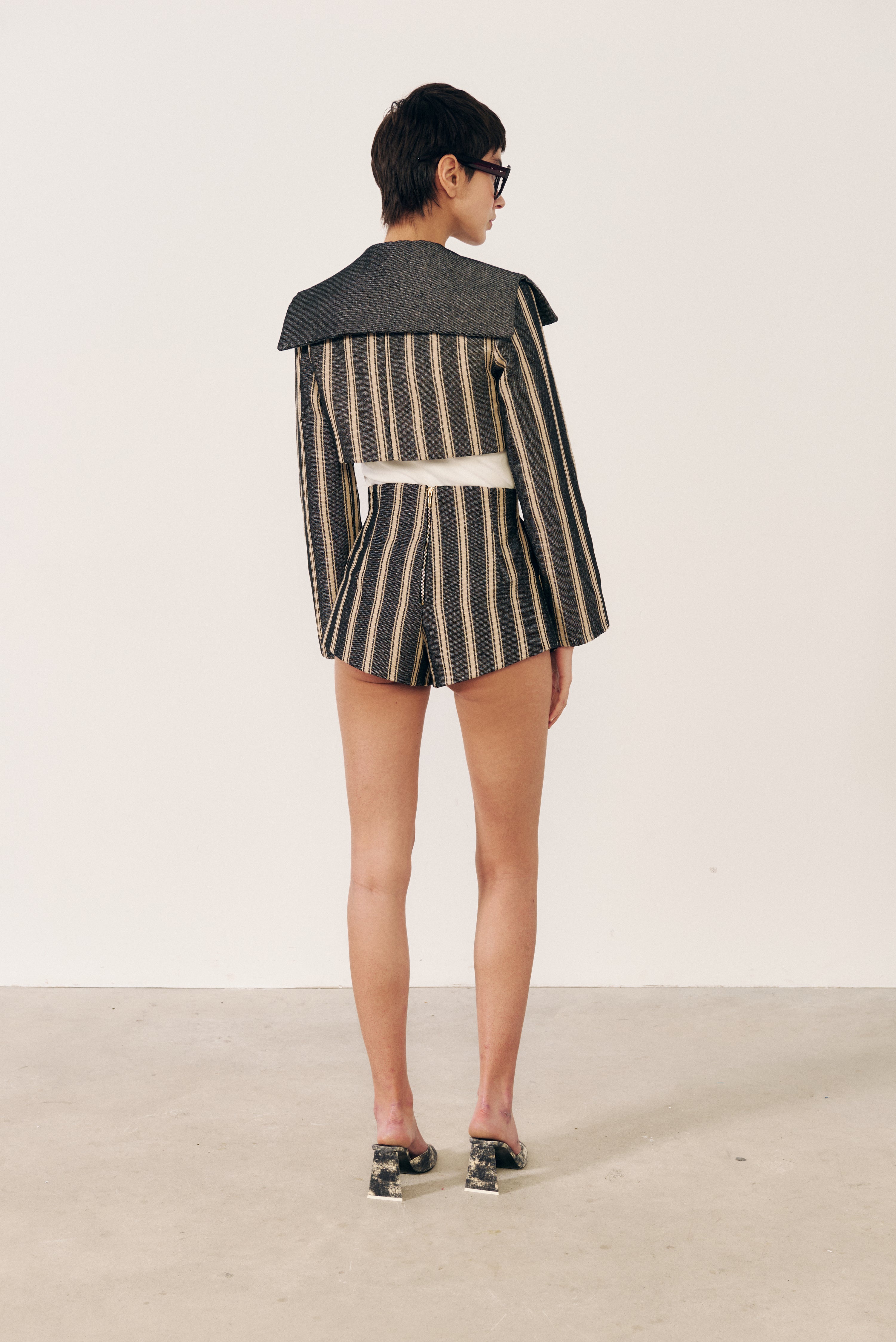 Short estructurado rayas negras