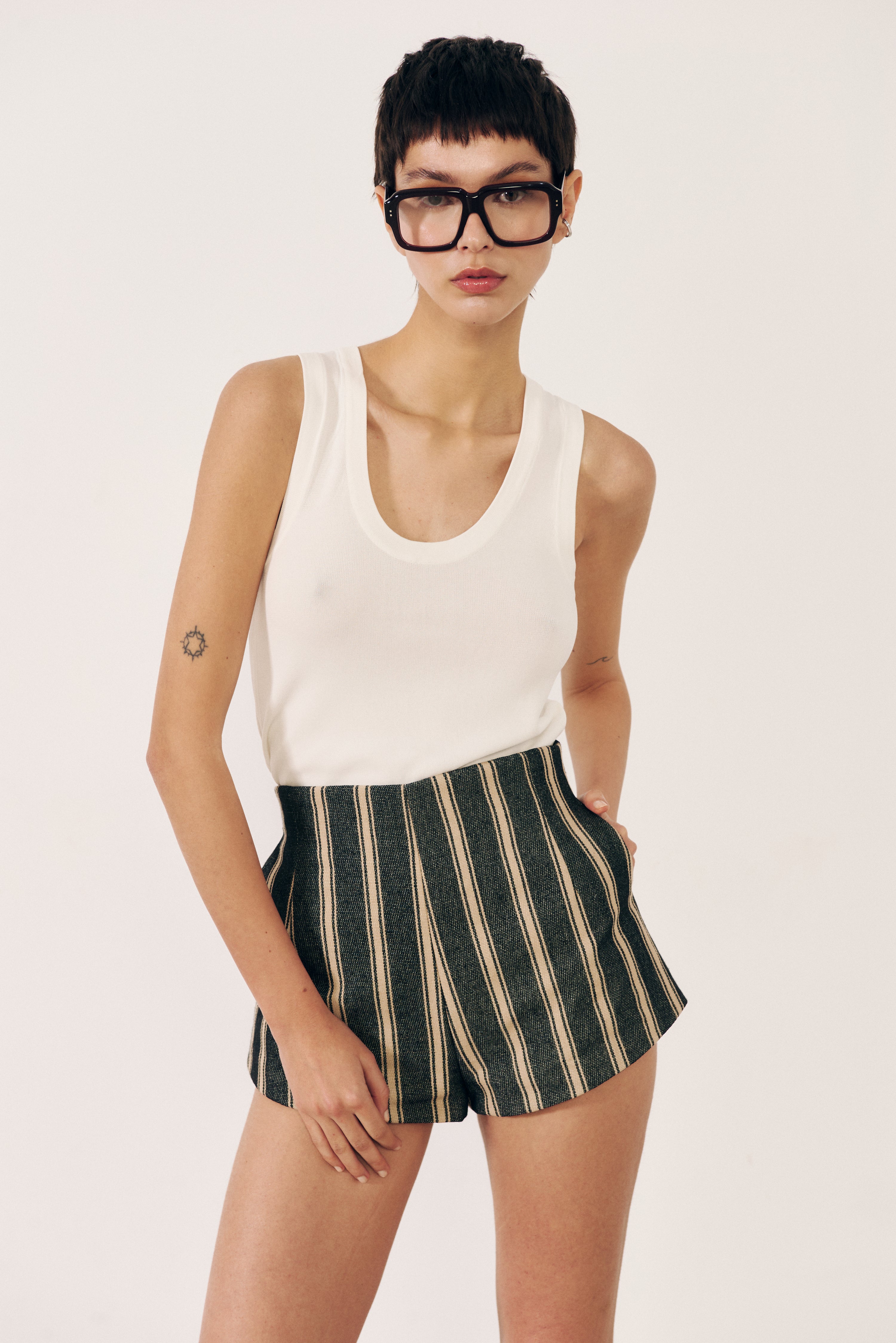 Short estructurado rayas negras