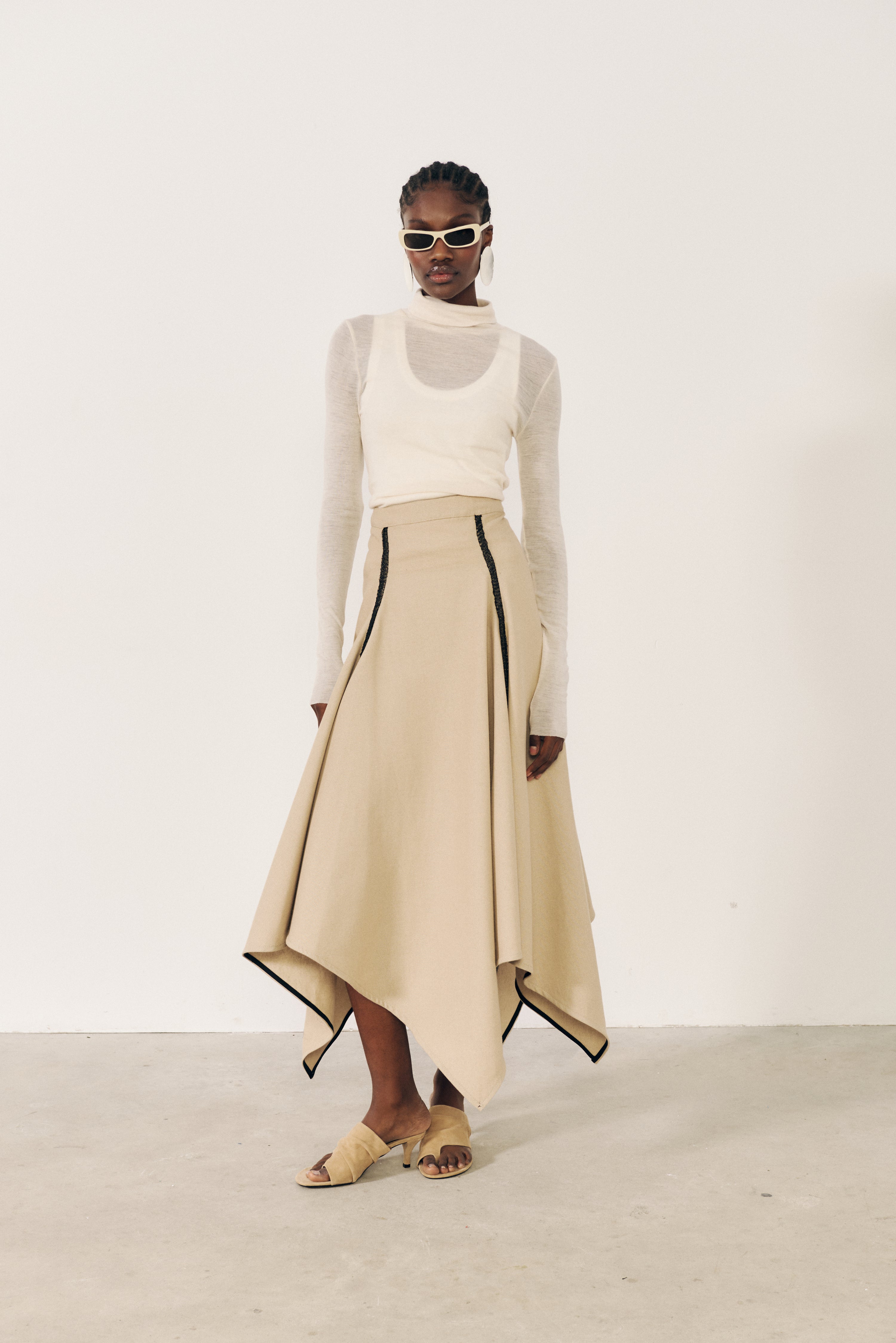 Falda con cortes beige