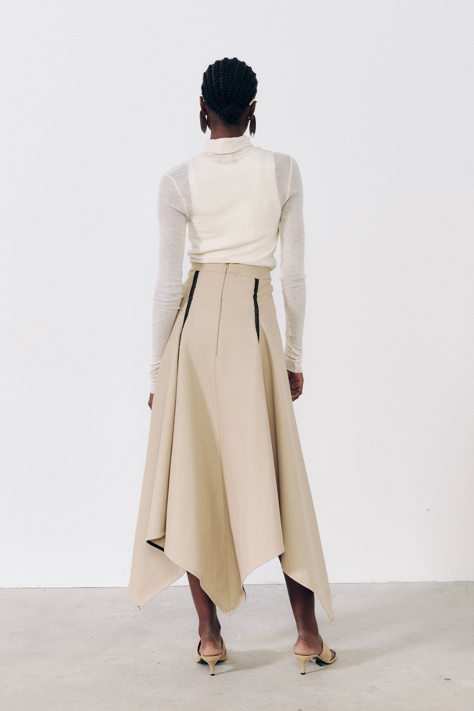 Falda con cortes beige