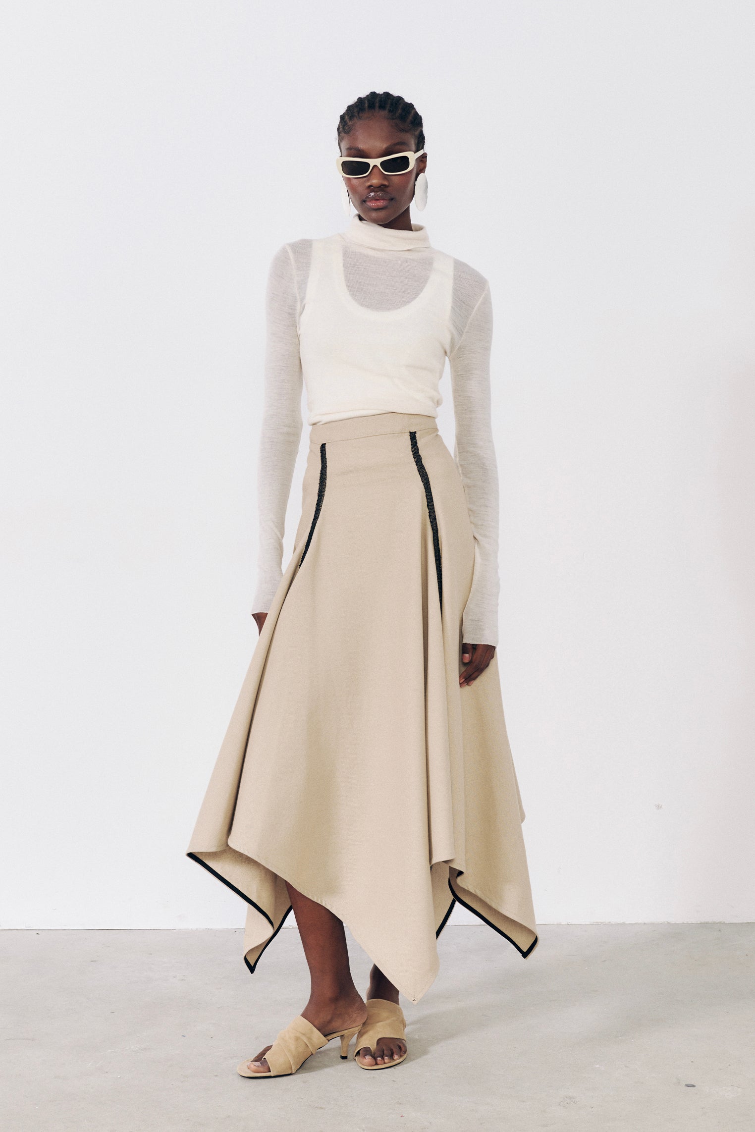 Falda con cortes beige