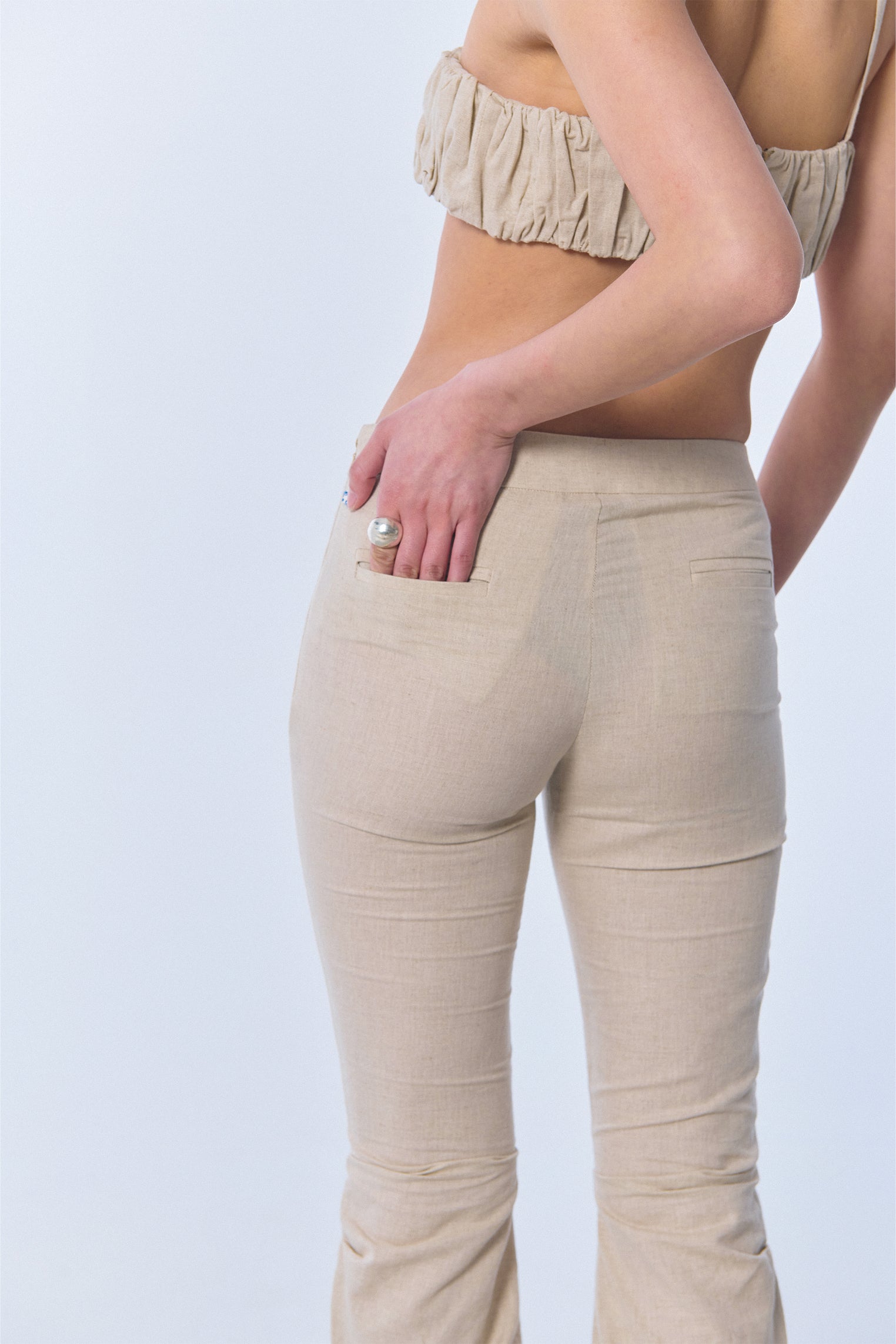 Pantalón "revuelo" en lino arena