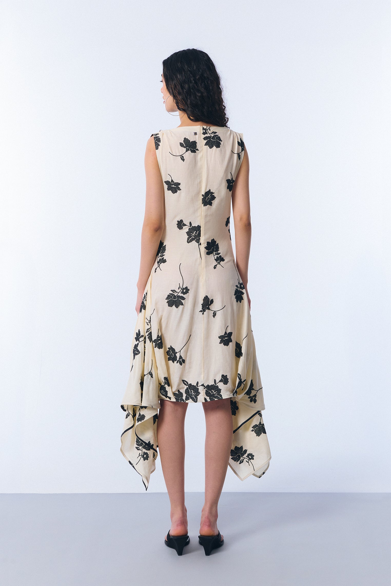 Vestido "ventorro" en voile bordado