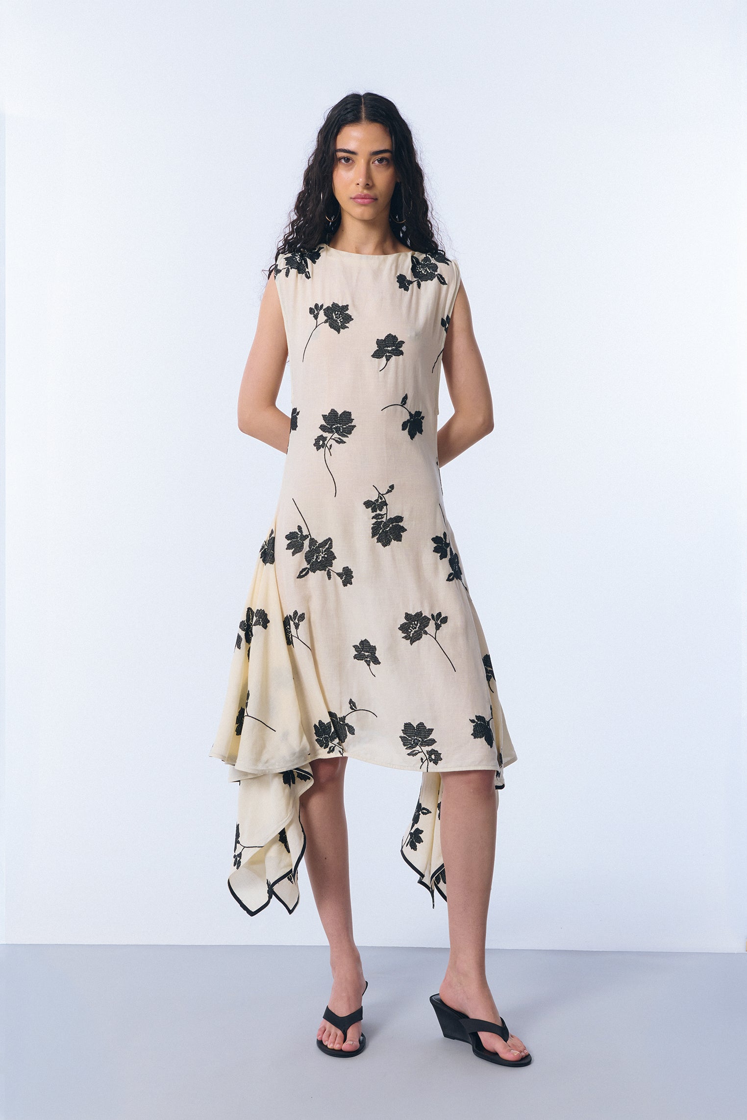 Vestido "ventorro" en voile bordado