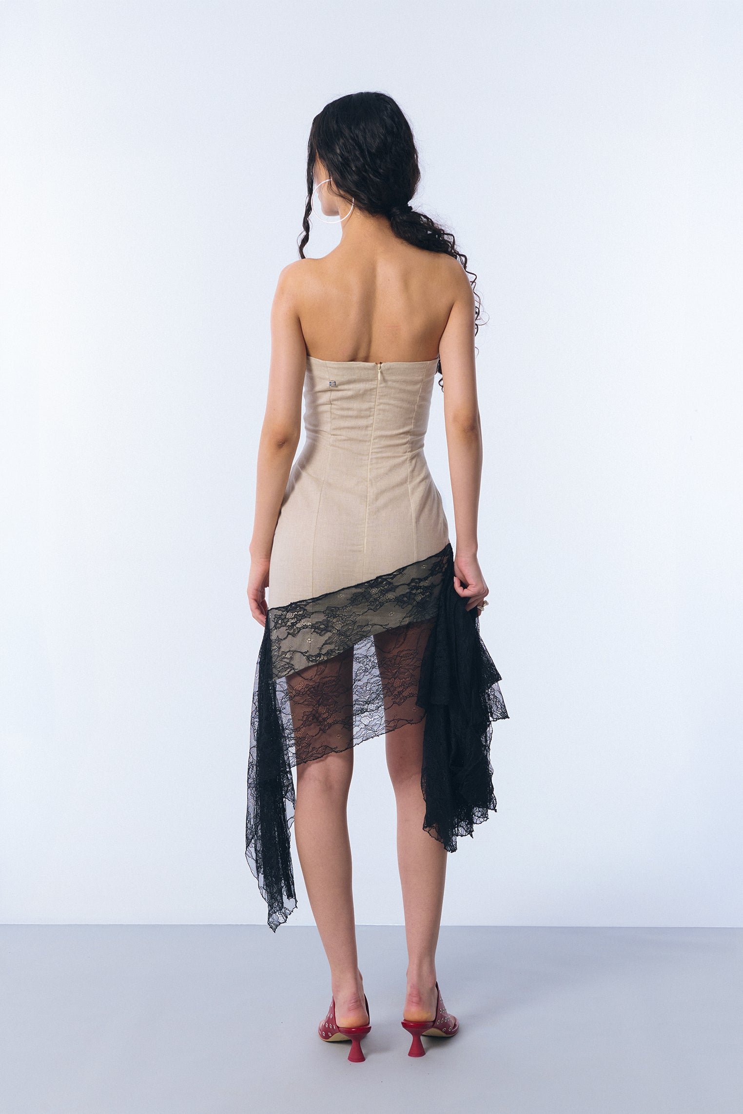 Vestido "pasacalles" en lino y encaje